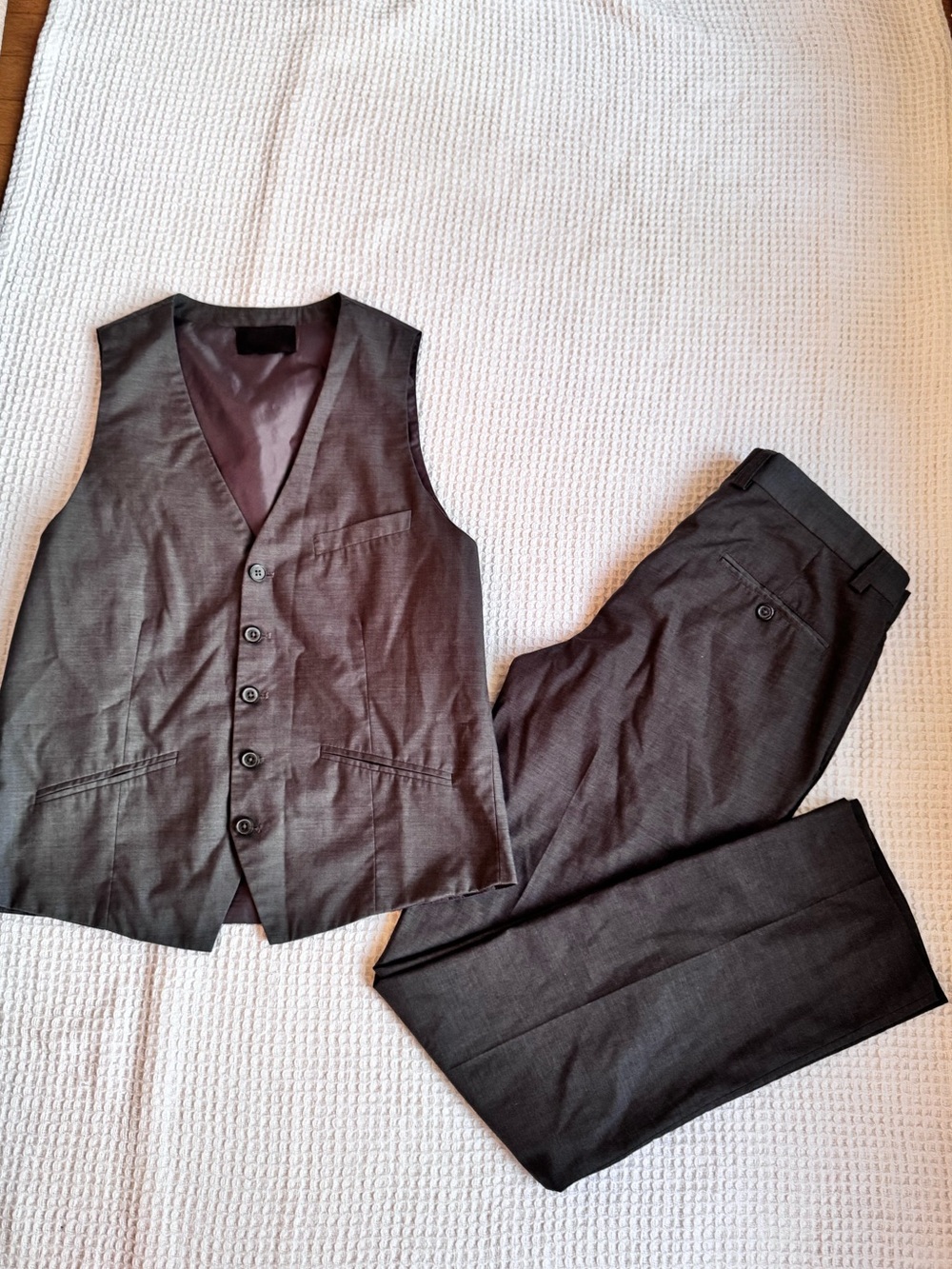 Men's Classic Gray Vest & Trouser Set - Tailored Formal Wear set size 33R